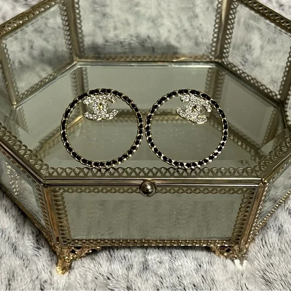 🚫SOLD🚫🌺🌸CHANEL XL CC Logo Leather Hoop Earrings in Gold Tone Hardware🌸🌺 - Picture 5 of 8